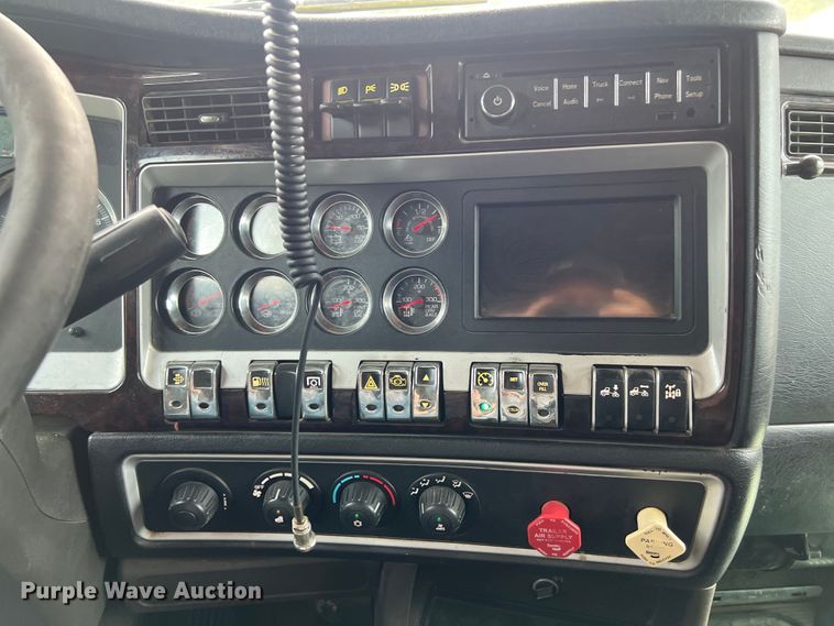 image for item DS3010 2013 Kenworth T660 semi truck