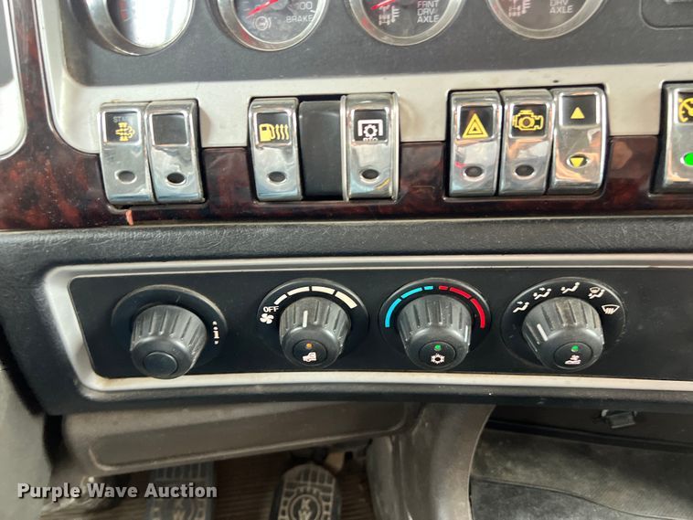 image for item DS3010 2013 Kenworth T660 semi truck