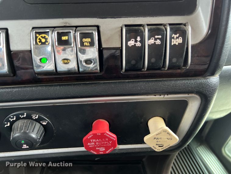 image for item DS3010 2013 Kenworth T660 semi truck