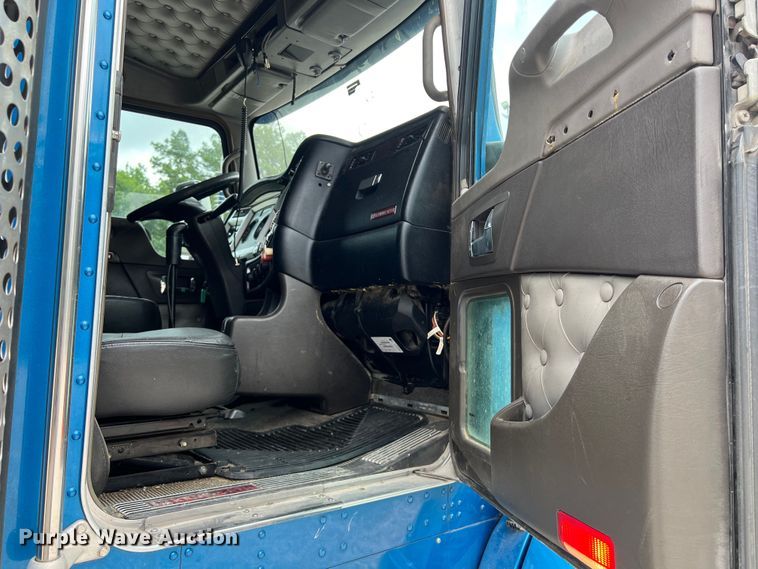 image for item DS3010 2013 Kenworth T660 semi truck