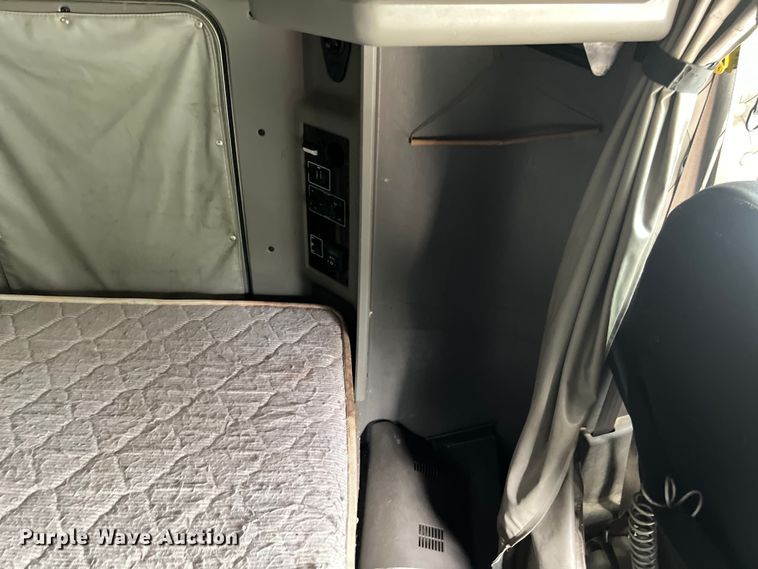 image for item DS3010 2013 Kenworth T660 semi truck