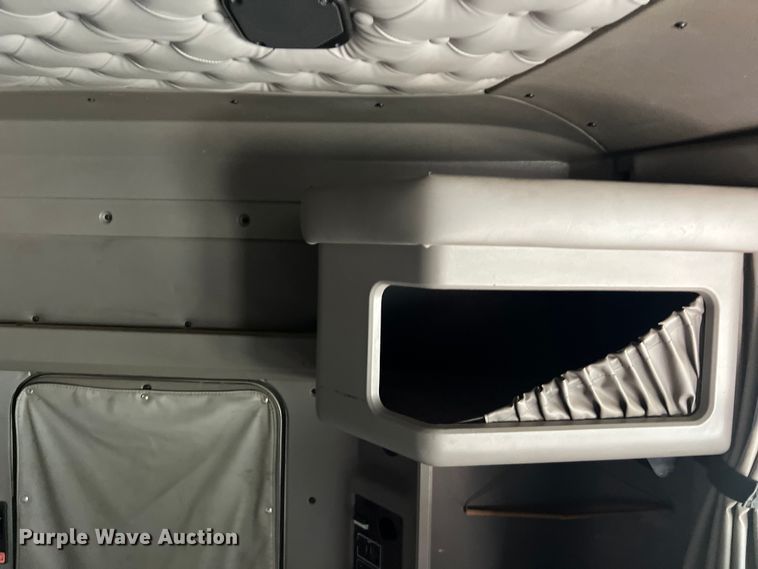 image for item DS3010 2013 Kenworth T660 semi truck