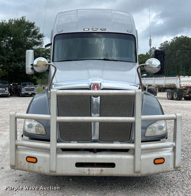 image for item DS3011 2014 Kenworth T680 semi truck