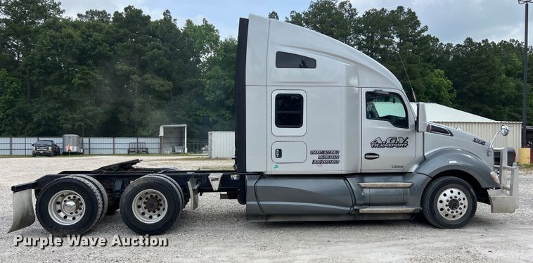 image for item DS3011 2014 Kenworth T680 semi truck
