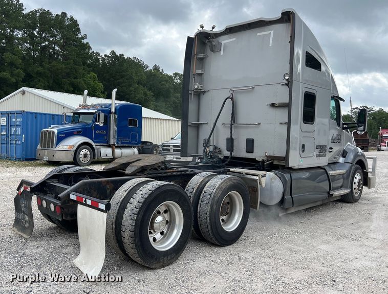 image for item DS3011 2014 Kenworth T680 semi truck