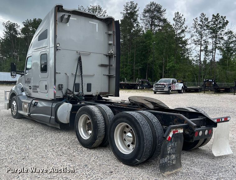 image for item DS3011 2014 Kenworth T680 semi truck