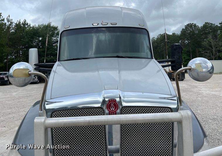 image for item DS3011 2014 Kenworth T680 semi truck