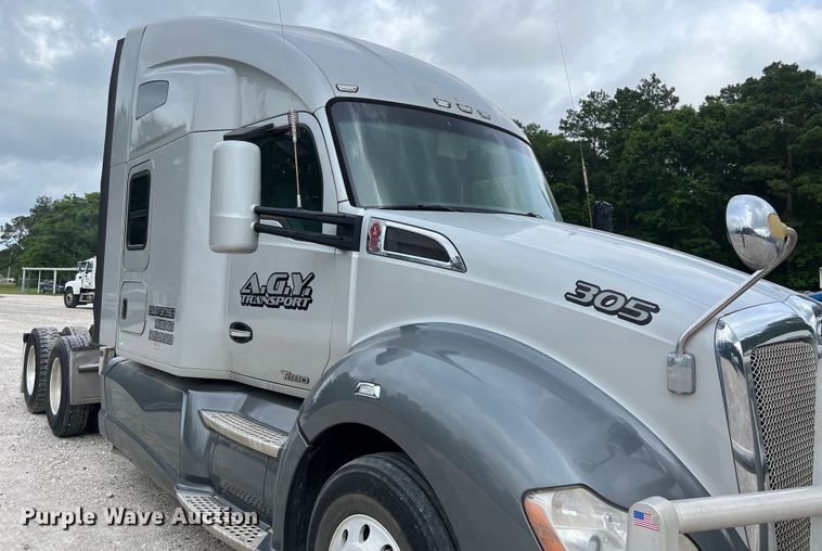 image for item DS3011 2014 Kenworth T680 semi truck