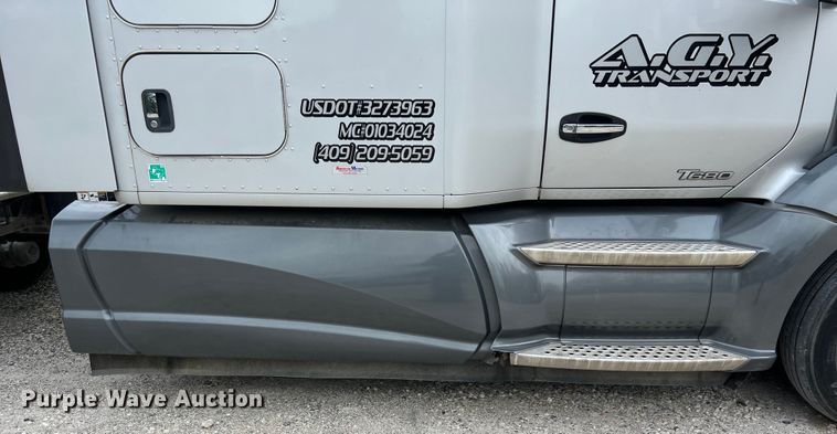 image for item DS3011 2014 Kenworth T680 semi truck