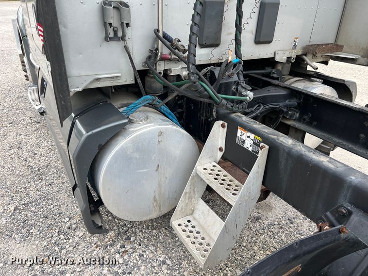 image for item DS3011 2014 Kenworth T680 semi truck