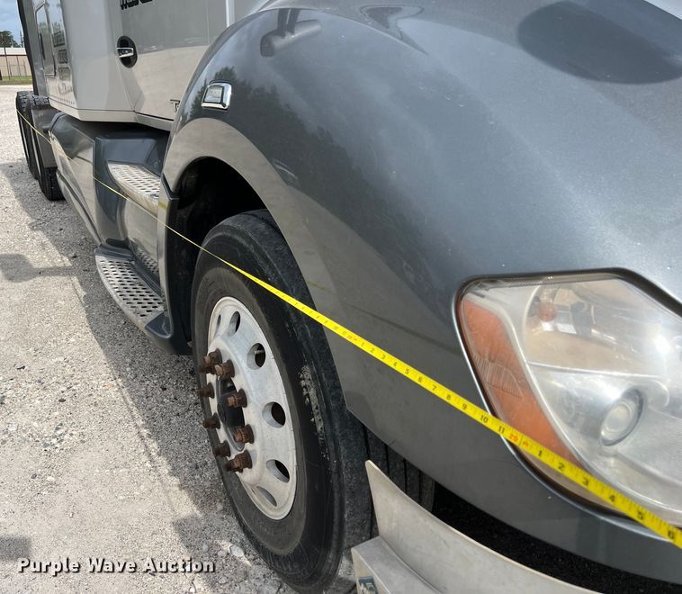 image for item DS3011 2014 Kenworth T680 semi truck