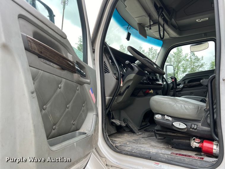 image for item DS3011 2014 Kenworth T680 semi truck