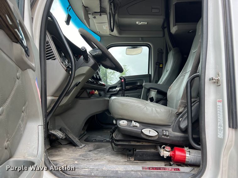 image for item DS3011 2014 Kenworth T680 semi truck