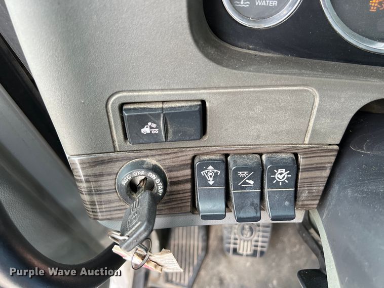 image for item DS3011 2014 Kenworth T680 semi truck