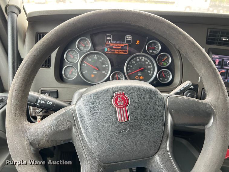 image for item DS3011 2014 Kenworth T680 semi truck