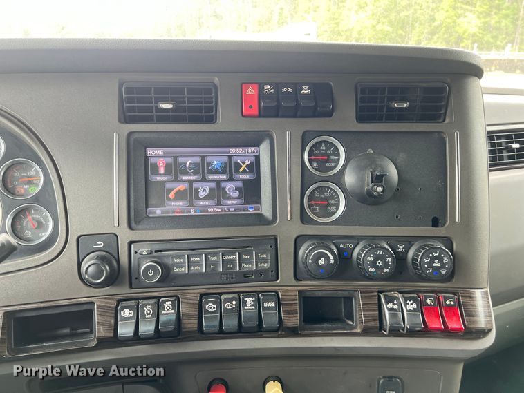 image for item DS3011 2014 Kenworth T680 semi truck