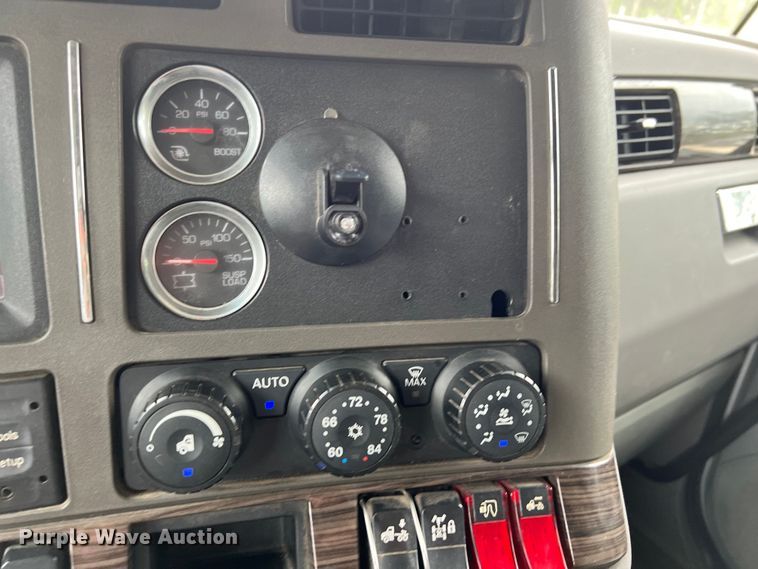 image for item DS3011 2014 Kenworth T680 semi truck