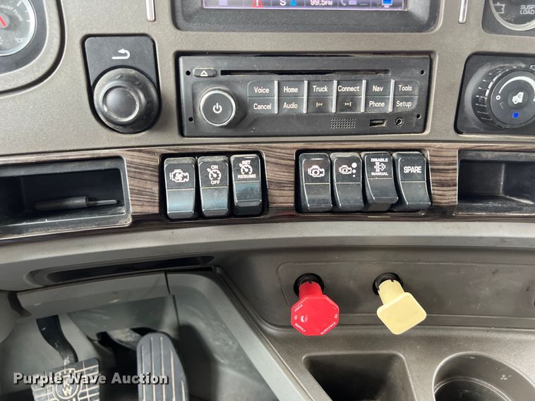 image for item DS3011 2014 Kenworth T680 semi truck