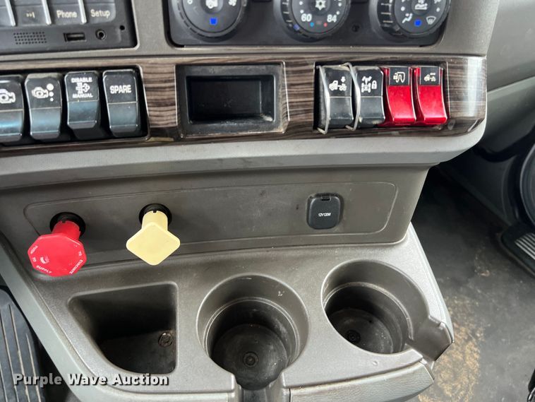 image for item DS3011 2014 Kenworth T680 semi truck