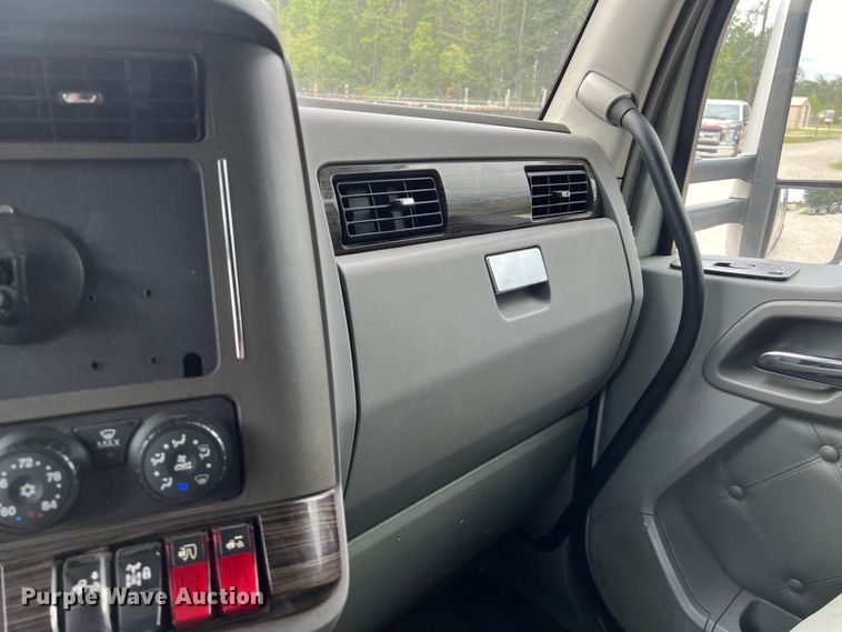 image for item DS3011 2014 Kenworth T680 semi truck