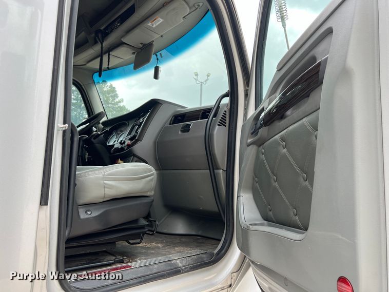 image for item DS3011 2014 Kenworth T680 semi truck