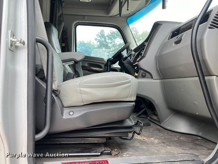 image for item DS3011 2014 Kenworth T680 semi truck