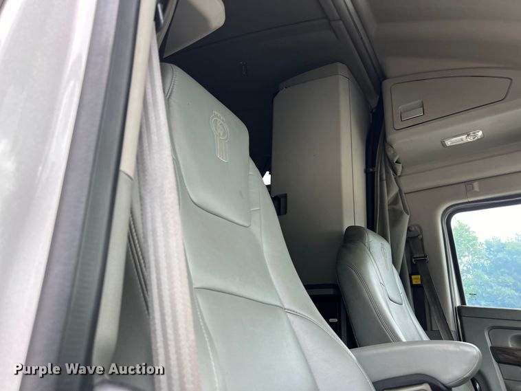 image for item DS3011 2014 Kenworth T680 semi truck