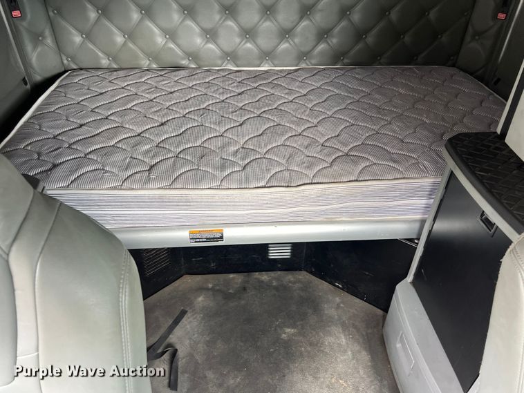 image for item DS3011 2014 Kenworth T680 semi truck