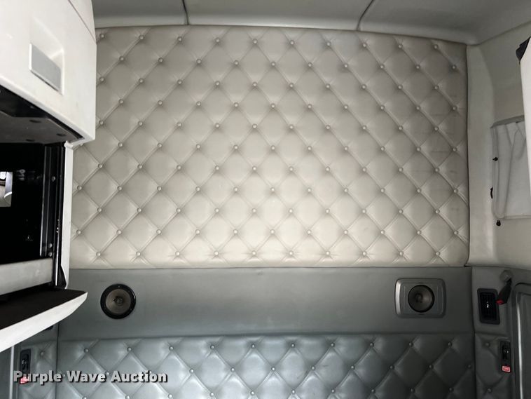 image for item DS3011 2014 Kenworth T680 semi truck