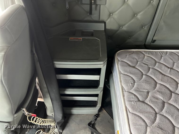 image for item DS3011 2014 Kenworth T680 semi truck