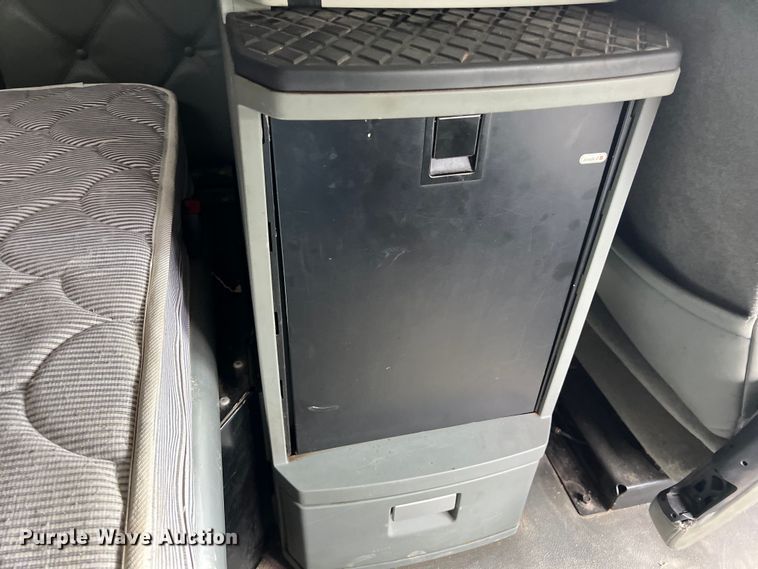 image for item DS3011 2014 Kenworth T680 semi truck