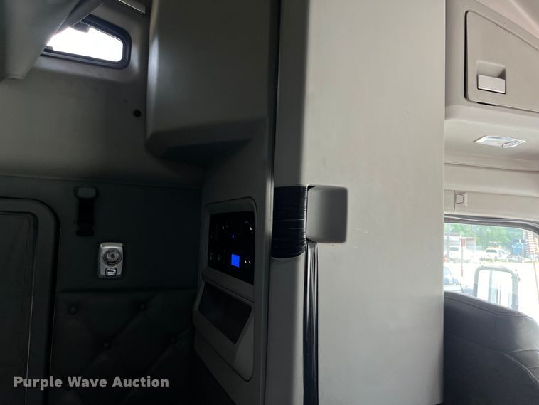 image for item DS3011 2014 Kenworth T680 semi truck