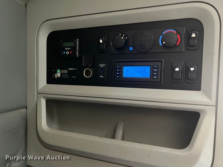 image for item DS3011 2014 Kenworth T680 semi truck