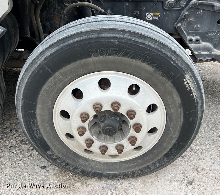 image for item DS3011 2014 Kenworth T680 semi truck