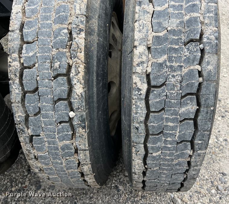 image for item DS3011 2014 Kenworth T680 semi truck