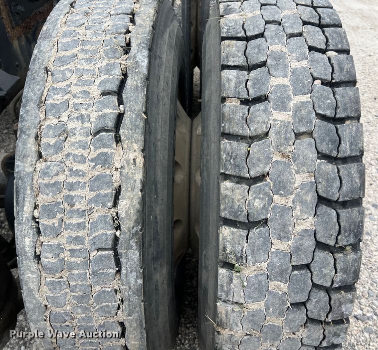 image for item DS3011 2014 Kenworth T680 semi truck