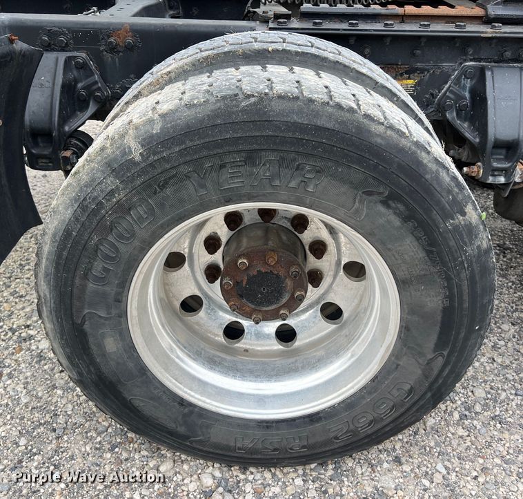 image for item DS3011 2014 Kenworth T680 semi truck