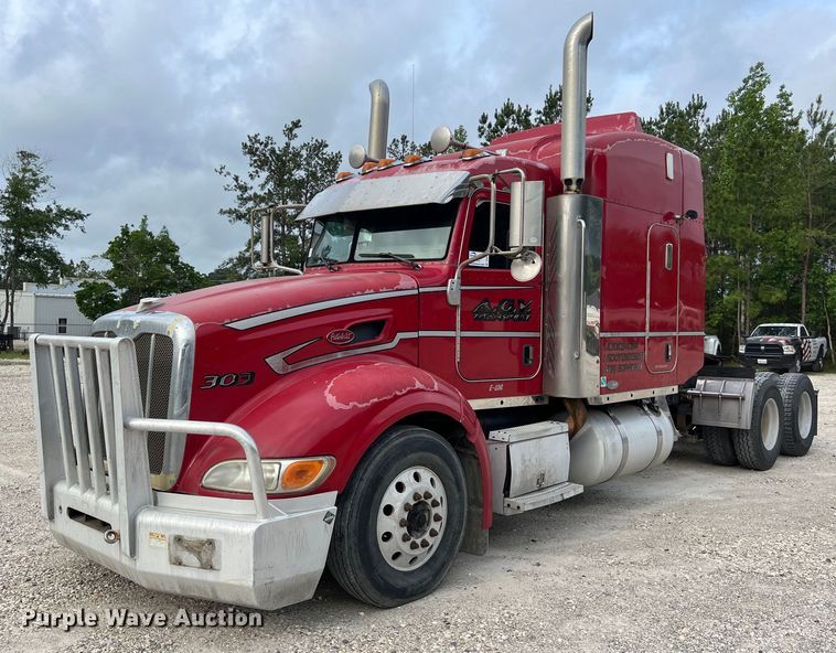 image for item DS3012 2009 Peterbilt  386 semi truck