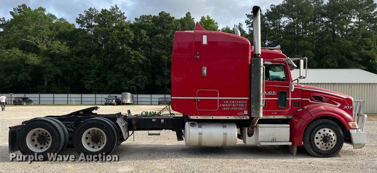image for item DS3012 2009 Peterbilt  386 semi truck