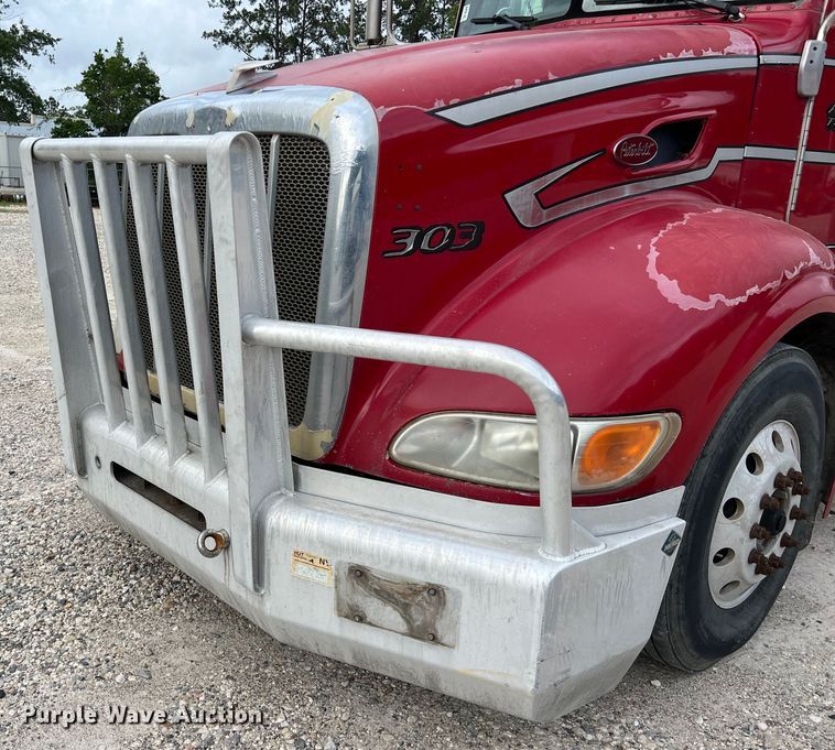 image for item DS3012 2009 Peterbilt  386 semi truck