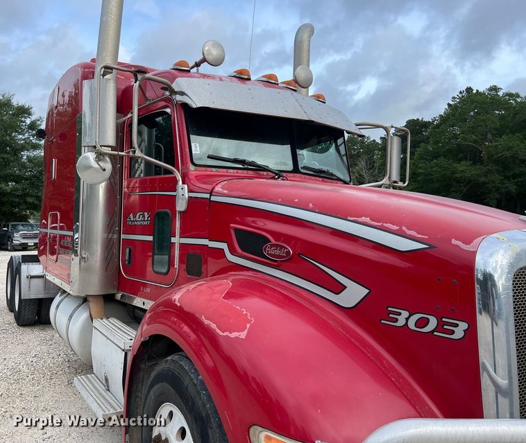 image for item DS3012 2009 Peterbilt  386 semi truck