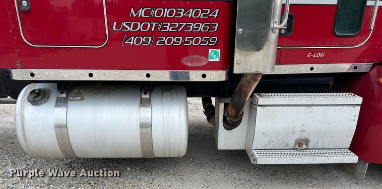 image for item DS3012 2009 Peterbilt  386 semi truck