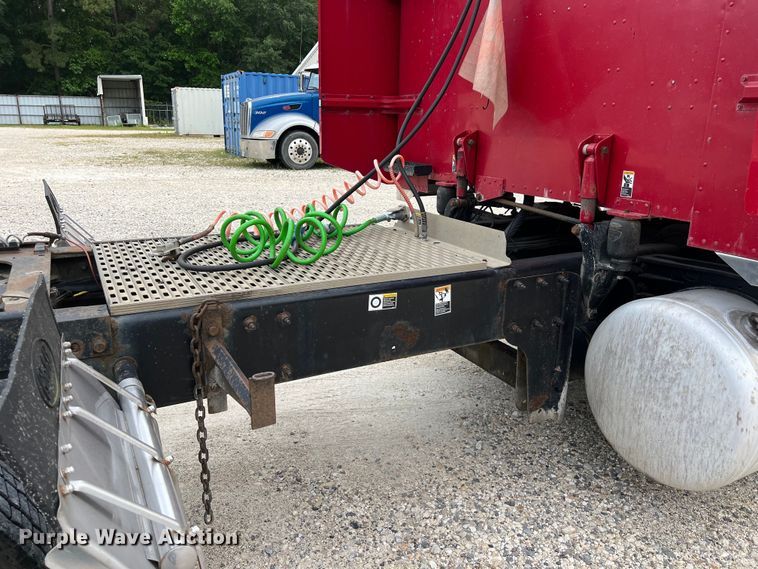 image for item DS3012 2009 Peterbilt  386 semi truck