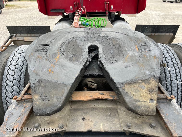 image for item DS3012 2009 Peterbilt  386 semi truck