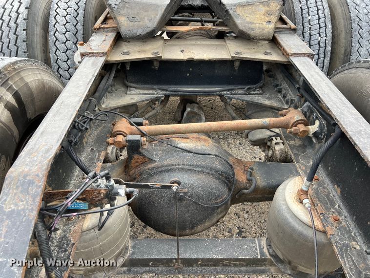 image for item DS3012 2009 Peterbilt  386 semi truck