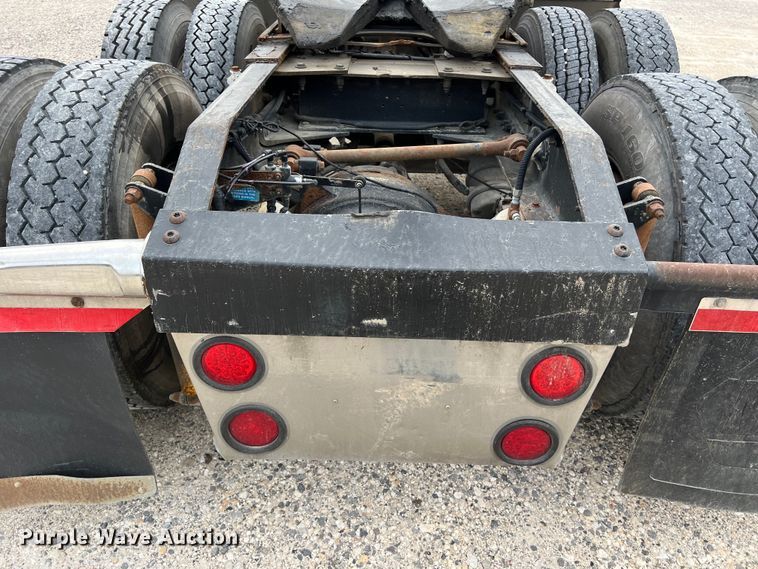 image for item DS3012 2009 Peterbilt  386 semi truck