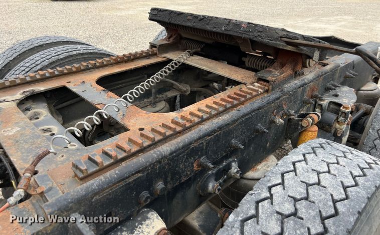 image for item DS3012 2009 Peterbilt  386 semi truck