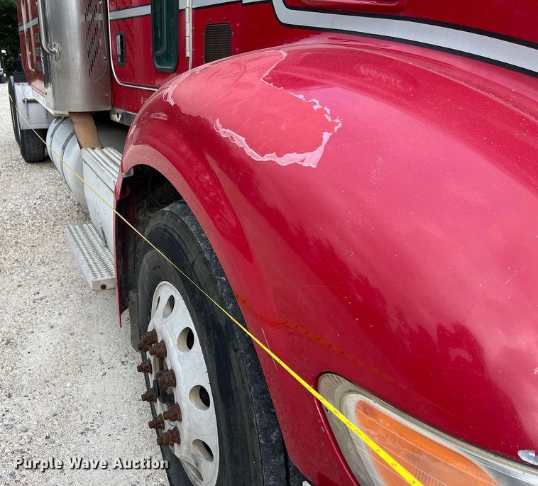 image for item DS3012 2009 Peterbilt  386 semi truck