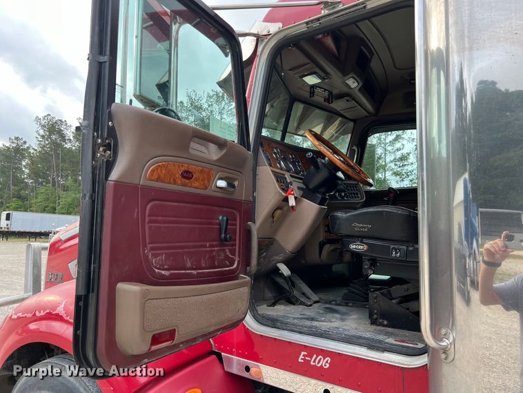 image for item DS3012 2009 Peterbilt  386 semi truck