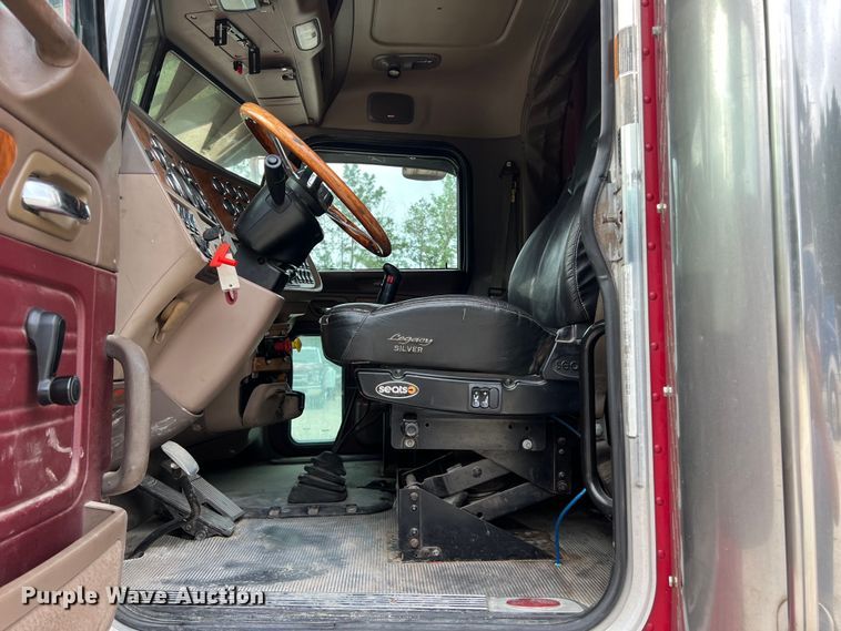 image for item DS3012 2009 Peterbilt  386 semi truck